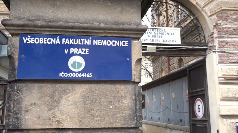 Všeobecná fakultní nemocnice v Praze zakázala návštěvy na všech odděleních